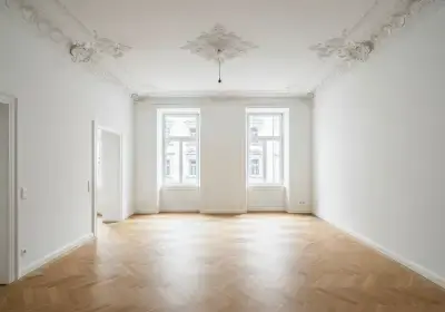 Altbauwohnung München nach Komplettsanierung – modernes Wohnzimmer Parkett Stuck saniert Renovierung fertiggestellt